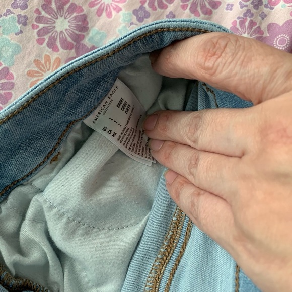 American Eagle distressed light denim sunny jeans size 2 short - Picture 4 of 9
